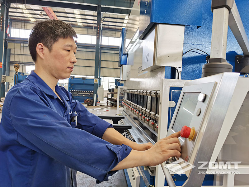 江南网页版官网 - 江南(中国)体育公司
生产车间-数控折弯机调试中